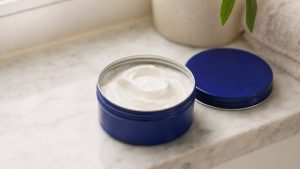 414 pots vendus chaque heure en France : pourquoi la crème bleue Nivea ne convient pas aux peaux grasses
