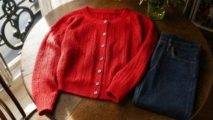 À 19,90 € au lieu de 24,90 €, ce cardigan rouge en pointelle d'Uniqlo remplace le gros pull de mi-saison