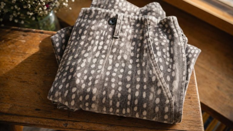 À 20 euros, ce pantalon Kiabi au motif faon remplace le jean et rallonge la silhouette grâce à ses taches verticales