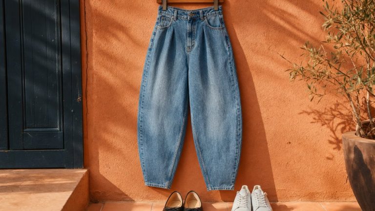 À 29,99 euros chez Naf Naf, ce jean barrel taille haute détrône le jean droit et le flare après 40 ans