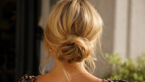 À 42 ans, Tiphaine Auzière relève ses cheveux blonds en chignon souple et rappelle aussitôt la signature capillaire de Brigitte Macron