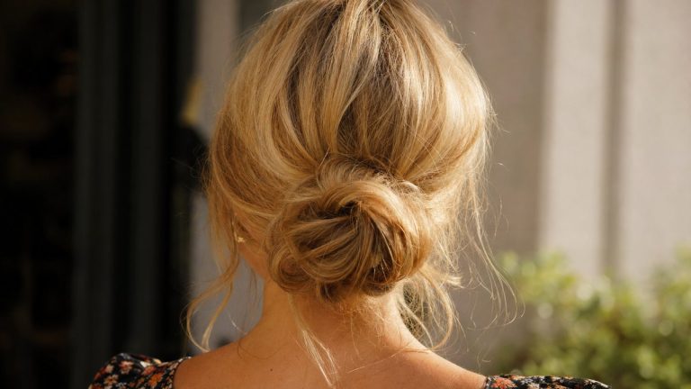 À 42 ans, Tiphaine Auzière relève ses cheveux blonds en chignon souple et rappelle aussitôt la signature capillaire de Brigitte Macron