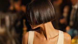 À 63 ans, Demi Moore troque ses cheveux XXL contre un carré ultra-court repéré au défilé Thom Browne, à New York