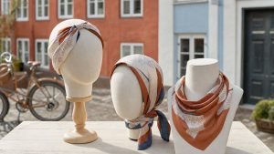 À Copenhague, le bandana remplace la casquette et le bob : trois façons de le porter sans tomber dans le cliché festival