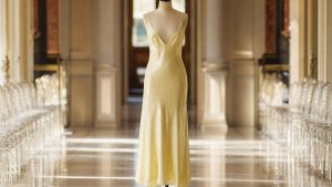 À la Fashion Week de Londres printemps-été 2027, la slip dress s'impose sur 4 podiums et sort définitivement de la chambre