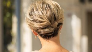 À Metz le 28 septembre, Charlène de Monaco transforme ses longueurs en fausse coupe courte avec quelques pinces discrètes