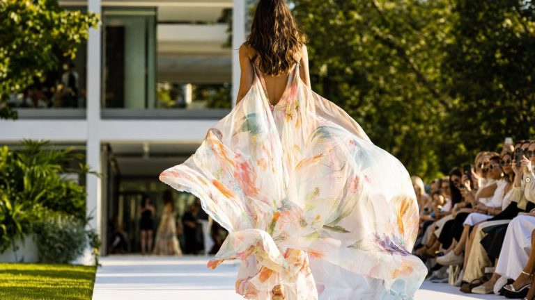 Alberta Ferretti printemps-été 2027 à Milan : des robes qui ne pèsent que vingt grammes sur le corps