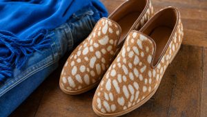 Après 3 saisons de léopard, vache et zèbre, le mocassin imprimé biche remplace la basket blanche dans les looks de la rentrée