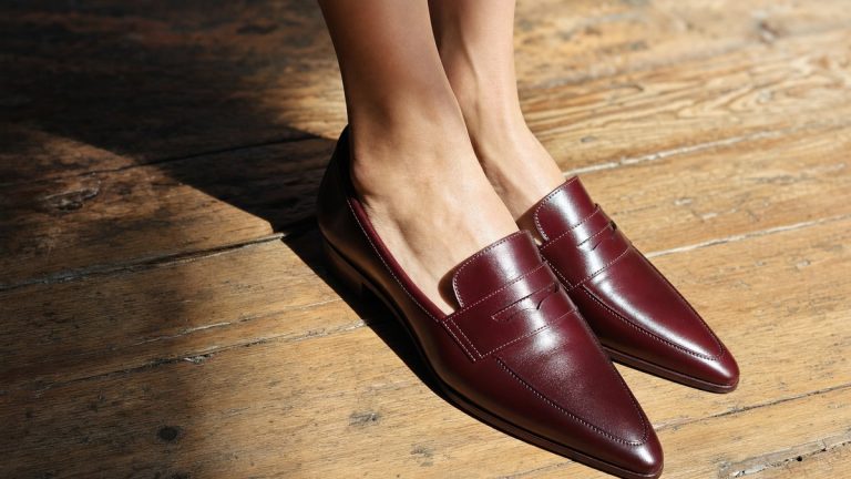 Après 40 ans, le mocassin à bout amande et ses 2 cm de talon affinent la jambe mieux que les baskets