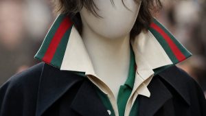 Au défilé Gucci printemps-été 2027 à Milan, le col relevé des années 2000 revient sur toutes les silhouettes