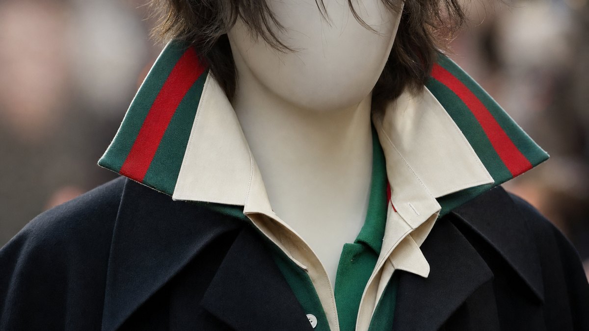 Au défilé Gucci printemps-été 2027 à Milan, le col relevé des années 2000 revient sur toutes les silhouettes