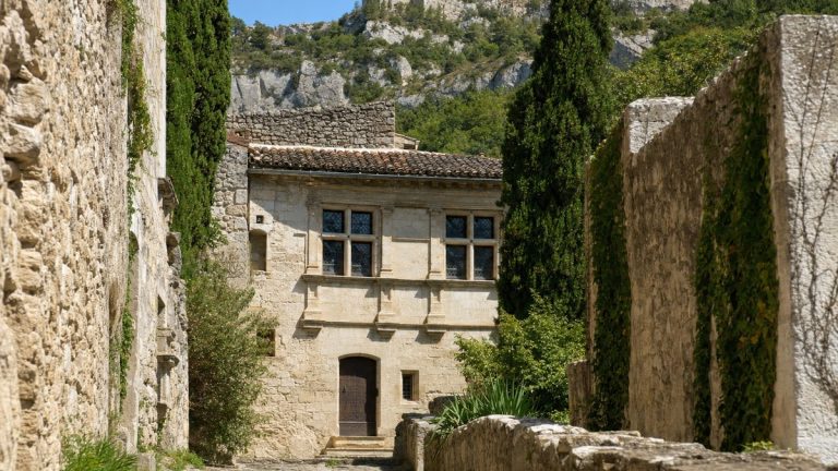 Aux Baux-de-Provence, Albert II offre à son fils Jacques, 11 ans, une demeure du XIe siècle bientôt transformée en musée