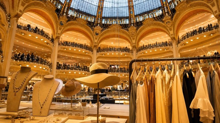 Aux Galeries Lafayette Haussmann, la Maison des Créateurs réunit Auralee, The Row et la lauréate ANDAM 2026 Marie Adam-Leenaerdt