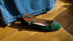 Ballerines vertes et jean brut : les 3 nuances qui réveillent une tenue simple dès cet automne
