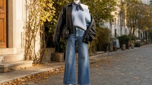 Baskets après 50 ans : le bomber en cuir et le jean relaxed remplacent la robe, la preuve avec Naomi Watts en Espagne