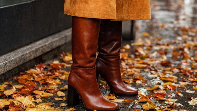 Bottes hautes à talons blocs : les 3 tenues d'automne qui remplacent baskets et mocassins sans sacrifier le confort