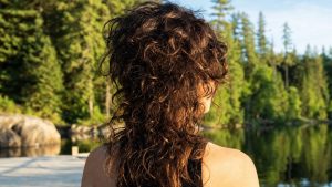 Boucles séchées à l'air libre avant la coupe : les 5 gestes du curly shag de Bo Bragason dans Sterling Point