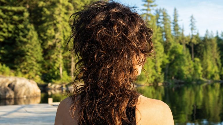 Boucles séchées à l'air libre avant la coupe : les 5 gestes du curly shag de Bo Bragason dans Sterling Point