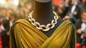 Camille Cottin porte un collier Tiffany en or 18 carats à San Sebastián : les 3 détails qui font tout le look