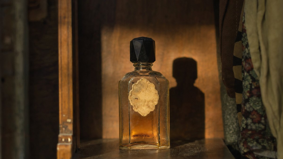 Ce flacon de Magie Noire lancé par Lancôme en 1978 dort peut-être dans votre placard et dépasse 300 euros sur eBay