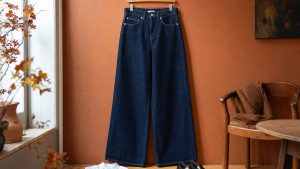 Ce jean large Mango à 39,99 euros, décliné du 32 au 54, devient la pièce chic de l'automne après 50 ans