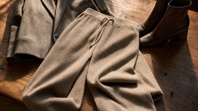 Ce pantalon en maille C&A à 9,99 euros, noté 5 sur 5, remplace le jean avec ses rayures fines et sa jambe large