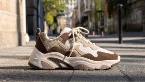 Ces baskets Moon Boot à semelle épaisse remplacent les bottines après 50 ans, et leur confort tient toute une journée de marche