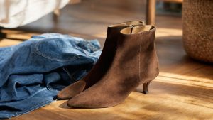 Ces bottines en daim chocolat à 69,95 euros chez Zara remplacent les ballerines et rehaussent le jean flare cet automne