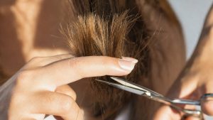 Cheveux abîmés par l'été : les 4 signes qui imposent une coupe de 2 centimètres plutôt qu'un masque