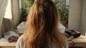 Cheveux fins et plats au réveil : pourquoi le lavage du matin est conseillé par des coiffeurs espagnols interrogés par le média Telva