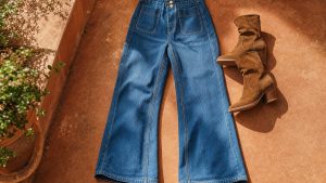 Chez Promod, un jean bootcut à 39,99 euros en 99 % coton mise sur les poches plaquées pour allonger la silhouette