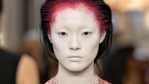 Défilé Maison Margiela du 29 septembre à Paris : le maquillage quitte le visage et vient colorer les racines des cheveux
