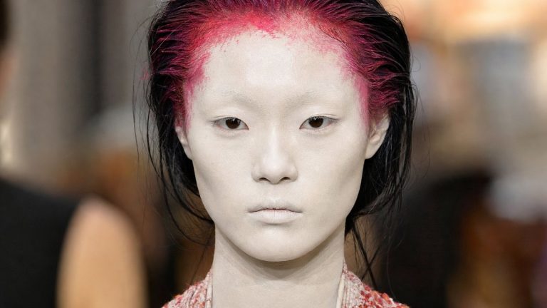 Défilé Maison Margiela du 29 septembre à Paris : le maquillage quitte le visage et vient colorer les racines des cheveux