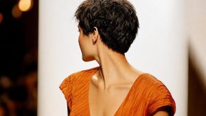 Défilé Prada printemps-été 2027 à Milan : quatre coupes courtes, du crâne rasé au carré gominé, défilent sur le podium