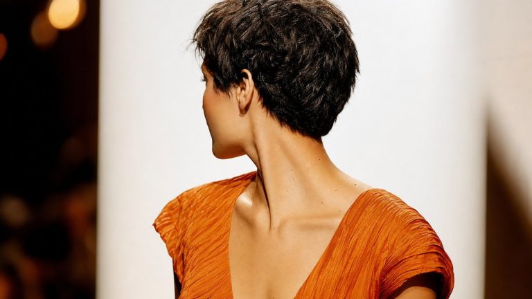 Défilé Prada printemps-été 2027 à Milan : quatre coupes courtes, du crâne rasé au carré gominé, défilent sur le podium