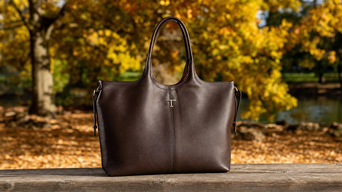 Deux bijoux en forme de T sur un cuir lisse : le cabas Emie du Tanneur s'impose comme le sac chic de l'automne
