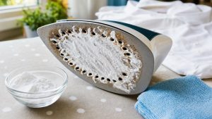 Deux cuillères de bicarbonate et un chiffon doux : la méthode qui retire les taches brûlées de la semelle du fer
