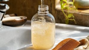 Diluer son shampoing avec un peu d'eau : l'astuce d'une coiffeuse de stars pour espacer les lavages après le sport