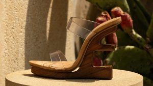 Ferragamo relit 1947 et sa sandale invisible dans une collection printemps-été 2027 signée Maximilian Davis, entre ceintures masculines et latex