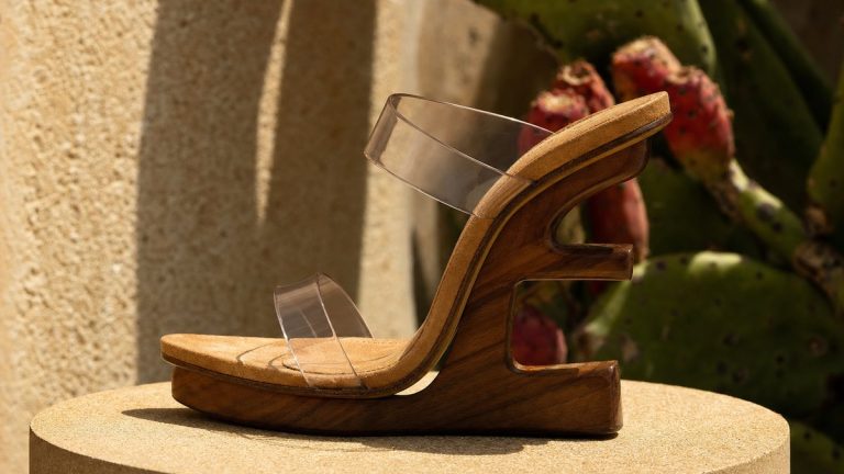 Ferragamo relit 1947 et sa sandale invisible dans une collection printemps-été 2027 signée Maximilian Davis, entre ceintures masculines et latex