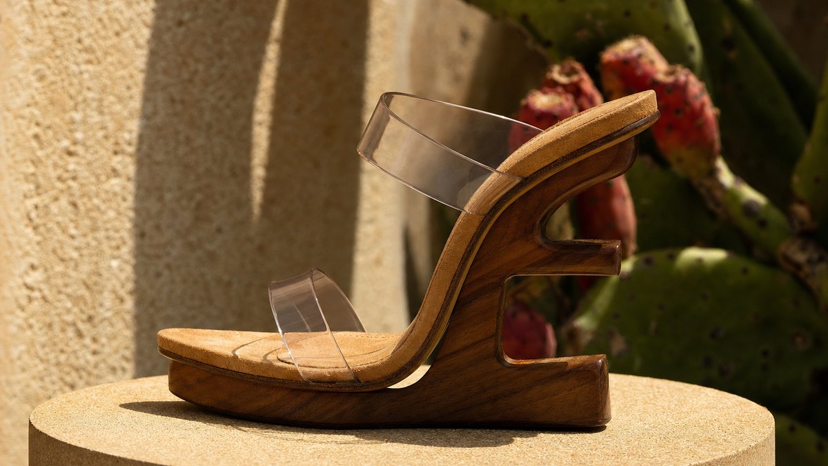 Ferragamo relit 1947 et sa sandale invisible dans une collection printemps-été 2027 signée Maximilian Davis, entre ceintures masculines et latex