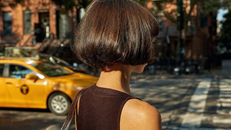 Halle Berry adopte le mushroom bob à New York : ce carré arrondi né dans le Londres des années 1960 revient en force