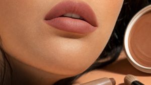 Halo lips : la technique en 5 étapes de la maquilleuse Nina Park pour des lèvres plus pulpeuses sans injection, vue sur Lily-Rose Depp