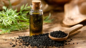 Huile de nigelle : 2 à 3 gouttes le soir pour réguler le sébum du visage et nourrir les cheveux abîmés