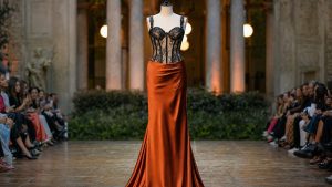 Irina Shayk rejoue une robe Versace de 1992 au Vogue World Milan 2026 : corset lacé, cuir et soie longue