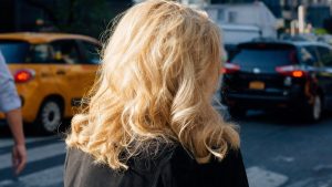 Julia Roberts adopte un blond très clair à 58 ans à New York, et sa coiffure crée un effet lifting immédiat