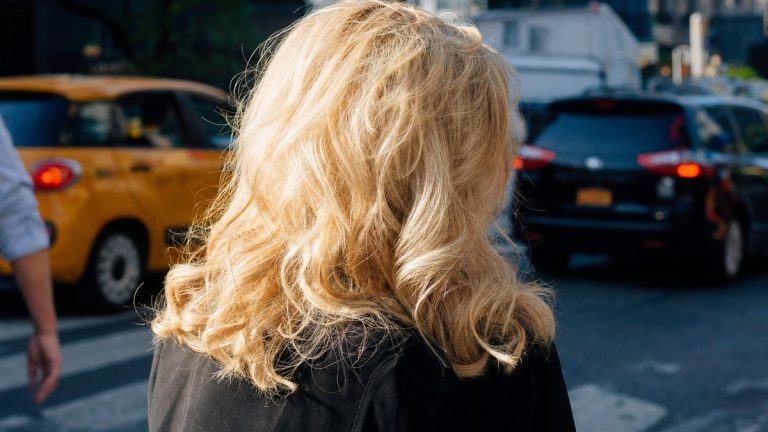 Julia Roberts adopte un blond très clair à 58 ans à New York, et sa coiffure crée un effet lifting immédiat
