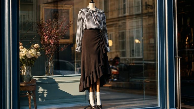 Jupe midi après 50 ans : Valérie Lemercier, 62 ans, valide la coupe asymétrique repérée à Paris le 14 septembre