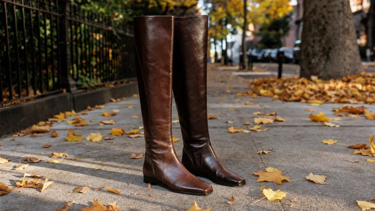 Katie Holmes lance l'automne à New York avec des bottes plates au genou et un brun Dark Chocolate