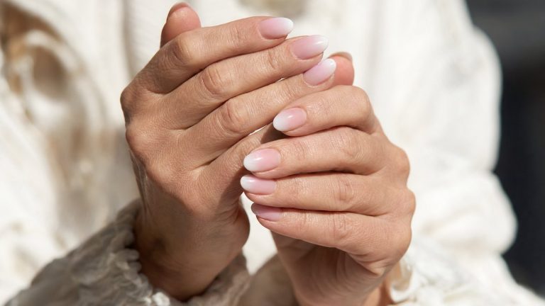 La french dégradée rose poudré de Karine Le Marchand, la manucure que les femmes de plus de 50 ans adoptent cet automne